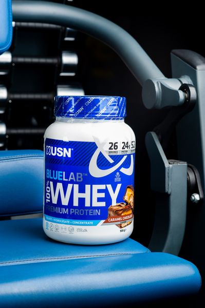 Сывороточный протеин USN Blue Lab 100% Whey Premium Protein 908 г, Карамельный шоколад 21990-01 фото